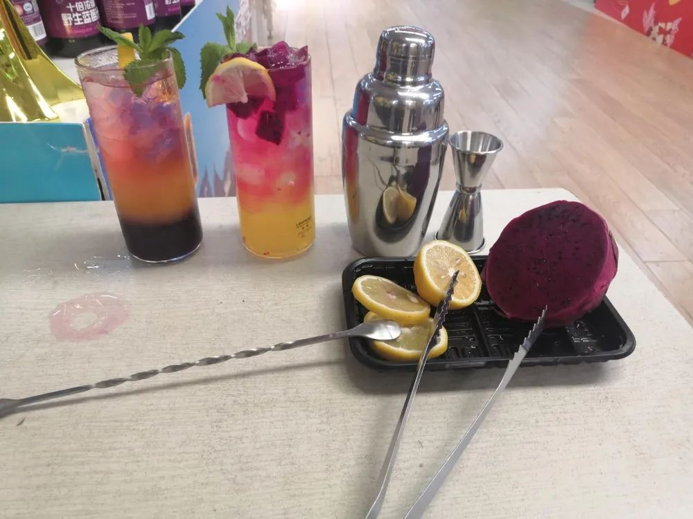 用商品為顧客奏樂(lè)的七尺男兒